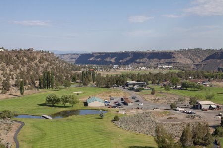 &#039;Onze&#039; kale canyon met ervoor een groene golfbaan